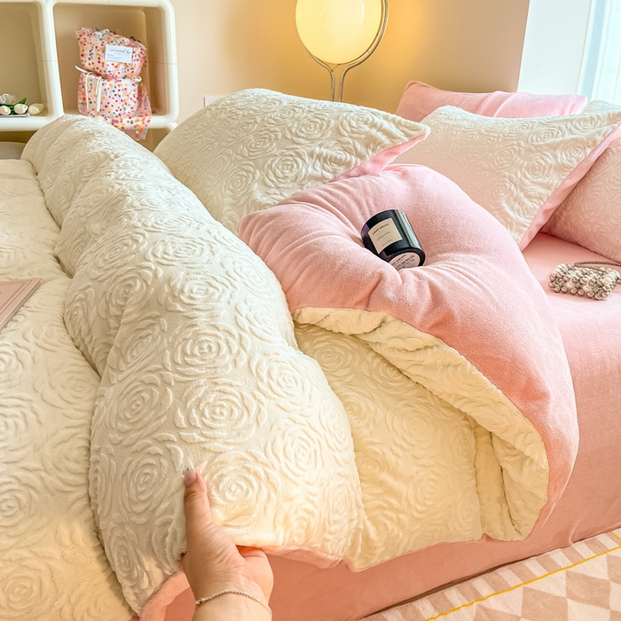 91家纺网 家纺一手货源 找家纺 慕尚家纺 2025新款慕尚雕花绒四件套 卡罗琳-白粉