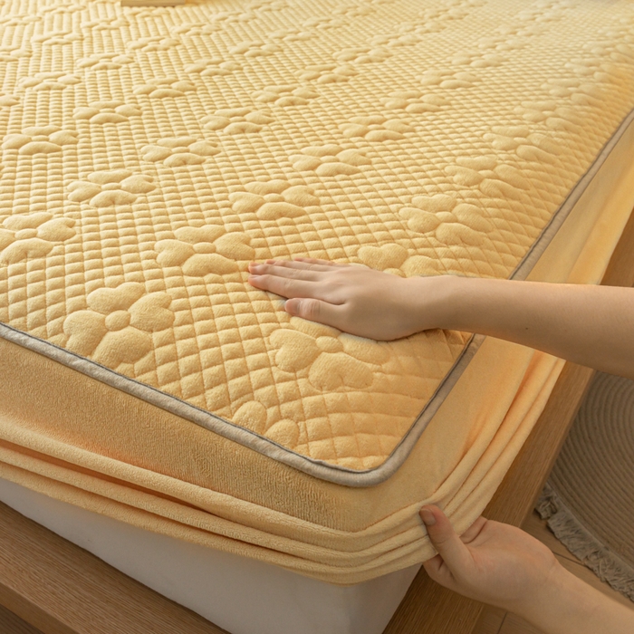 91家纺网 家纺一手货源 找家纺 给笠 2023新款A类夹棉牛奶绒床笠三件套 花漫系列 牛奶绒-花漫奶黄