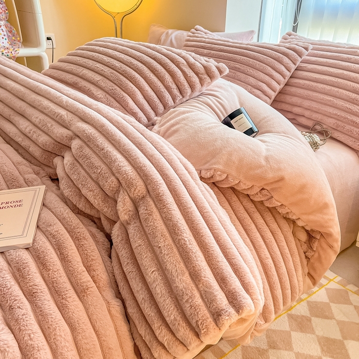 91家纺网 家纺一手货源 找家纺 慕尚家纺 2025新款抽条兔毛四件套 安雅-豆沙