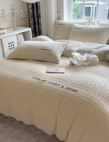 91家纺网 家纺一手货源 找家纺 慕尚家纺 2025高克重雕花绒刺绣工艺四件套 劳伦-糯糯白