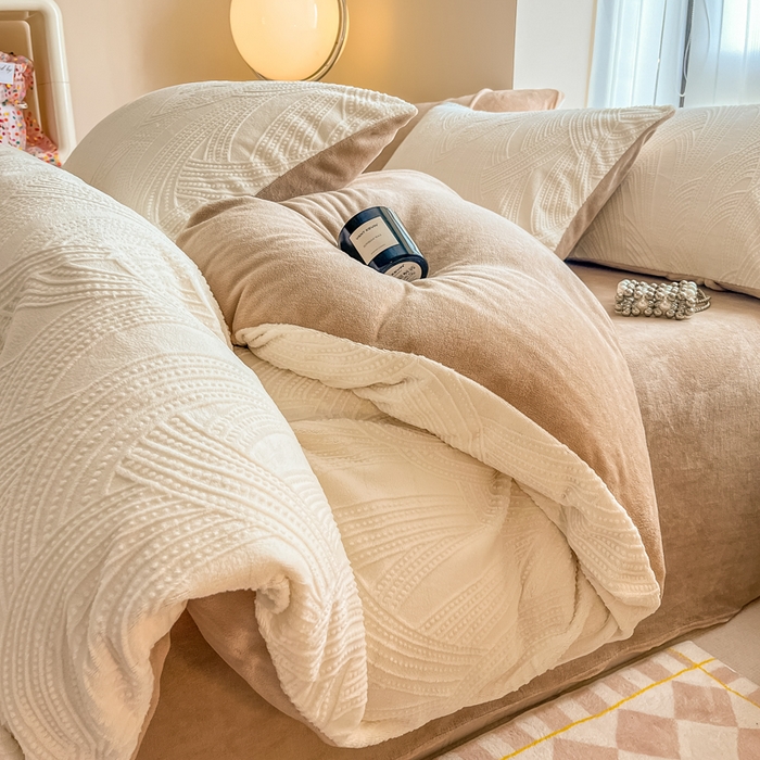 91家纺网 家纺一手货源 找家纺 慕尚家纺 2025新款慕尚雕花绒四件套 雪莉尔-白卡其