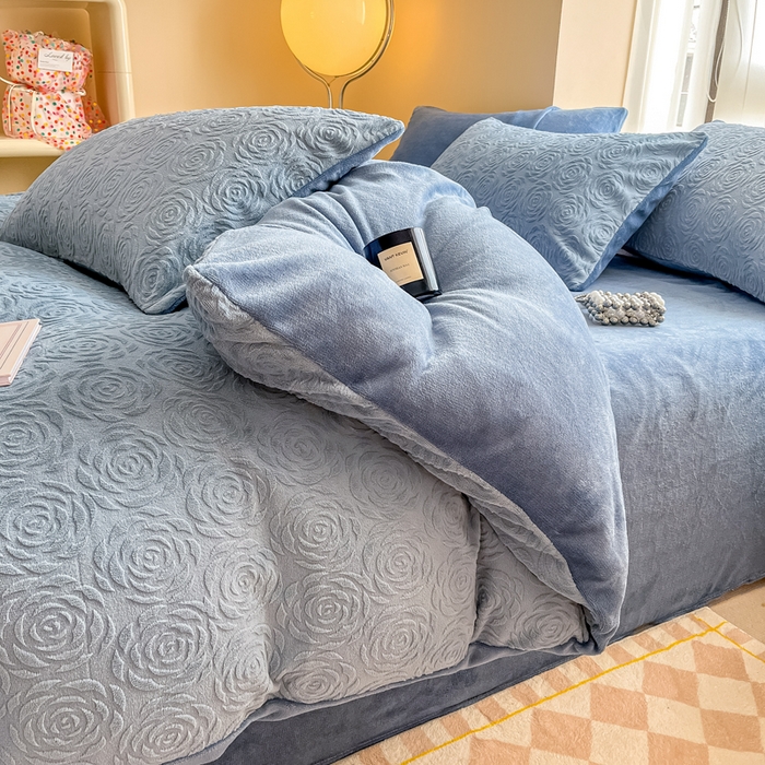 91家纺网 家纺一手货源 找家纺 慕尚家纺 2025新款慕尚雕花绒四件套 卡罗琳-蓝