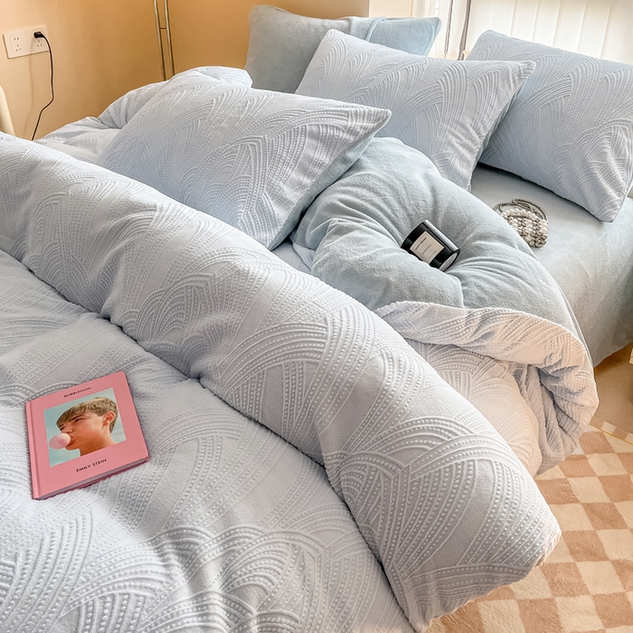 91家纺网 家纺一手货源 找家纺 慕尚家纺 2025新款慕尚雕花绒四件套 雪莉尔-浅蓝