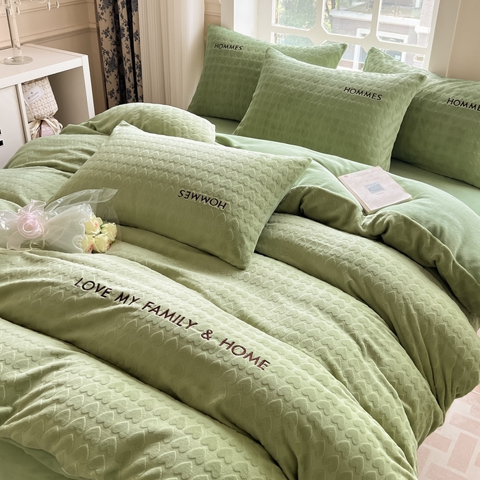 91家纺网 家纺一手货源 找家纺 慕尚家纺 2025高克重雕花绒刺绣工艺四件套 劳伦-绿