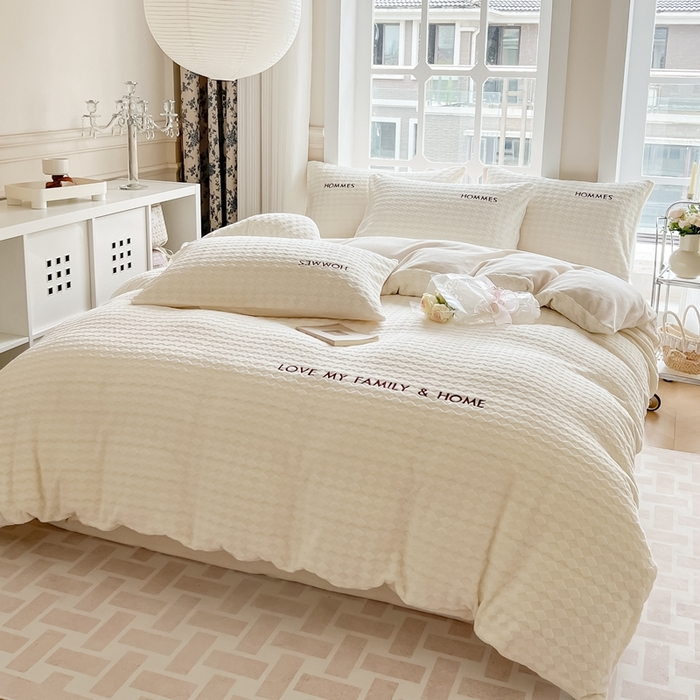 91家纺网 家纺一手货源 找家纺 慕尚家纺 2025高克重雕花绒刺绣工艺四件套 拉夫-糯糯白