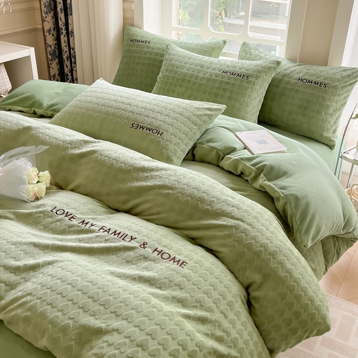 91家纺网 家纺一手货源 找家纺 慕尚家纺 2025高克重雕花绒刺绣工艺四件套 劳伦-绿