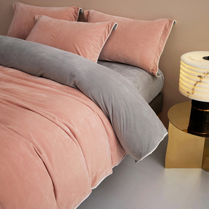 91家纺网 家纺一手货源 找家纺 丝涟2023新款轻奢风高克重230g婴儿绒德肤绒亲肤舒适双拼色埋线款滚绳四件套 粉玉+浅灰