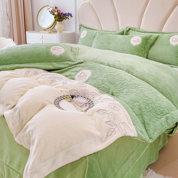 91家纺网 家纺一手货源 找家纺 宜家坊2023新款A类牛奶绒雕花拼接刺绣款四件套-维多利亚（含买家秀） 山茶绿