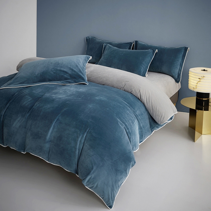 91家纺网 家纺一手货源 找家纺 丝涟2023新款轻奢风高克重230g婴儿绒德肤绒亲肤舒适双拼色埋线款滚绳四件套 星空蓝+浅灰