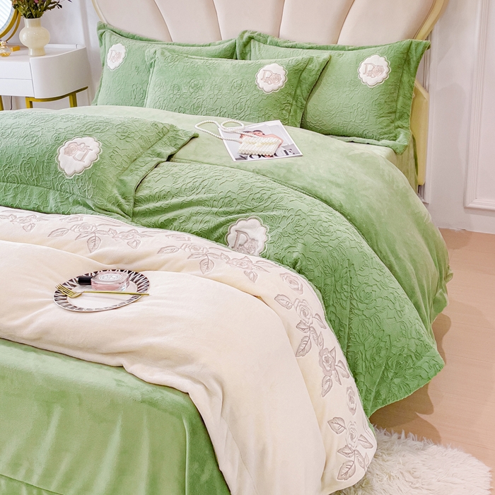 91家纺网 家纺一手货源 找家纺 宜家坊2023新款A类牛奶绒雕花拼接刺绣款四件套-维多利亚（含买家秀） 山茶绿