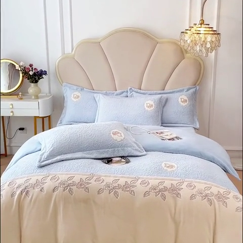 91家纺网 家纺一手货源 找家纺 宜家坊2023新款A类牛奶绒雕花拼接刺绣款四件套-维多利亚（含买家秀） 迷雾蓝