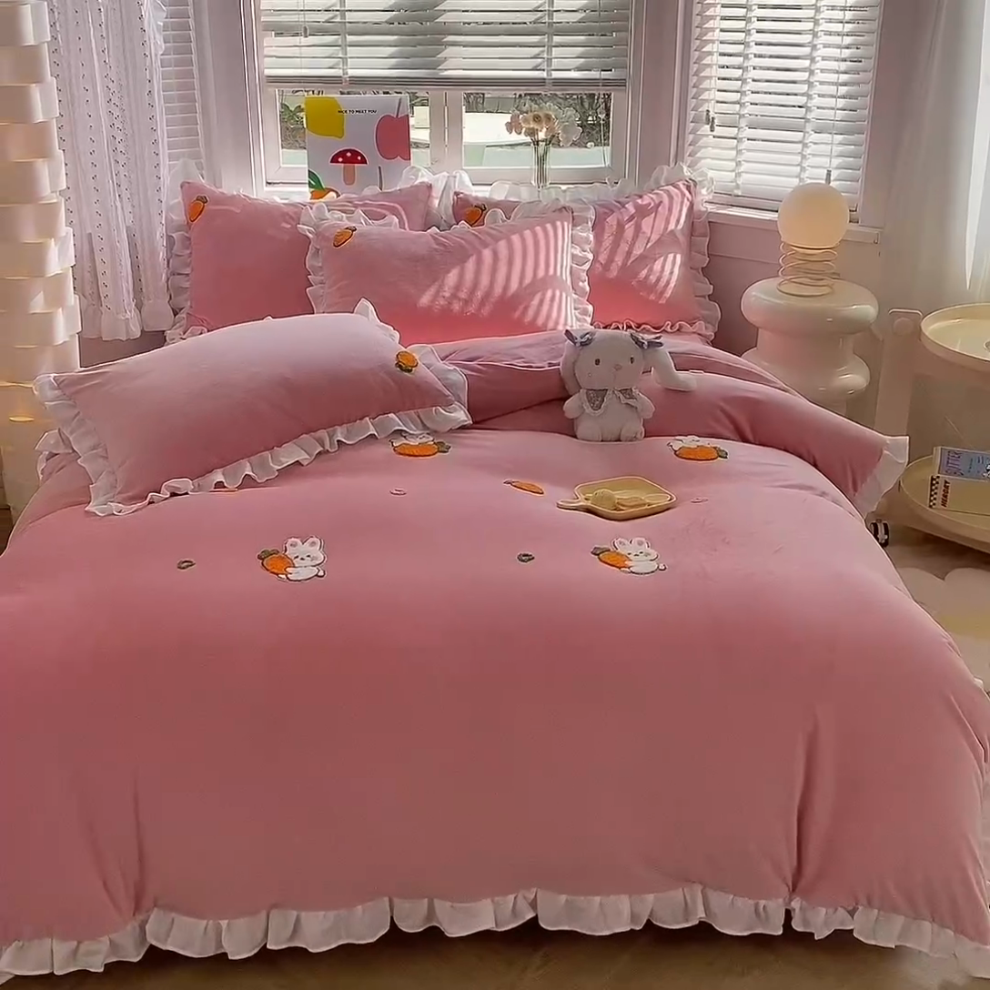 91家纺网 家纺一手货源 找家纺 绒兔兔2023新款棉加绒刺绣四件套-萝卜兔 萝卜兔-淡粉