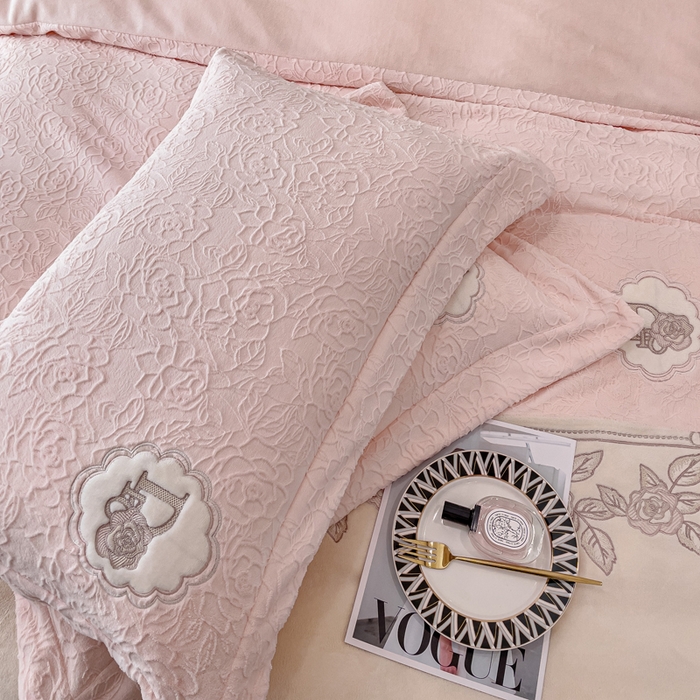 91家纺网 家纺一手货源 找家纺 （总）宜家坊2023新款A类牛奶绒雕花拼接刺绣款四件套-维多利亚（含买家秀）