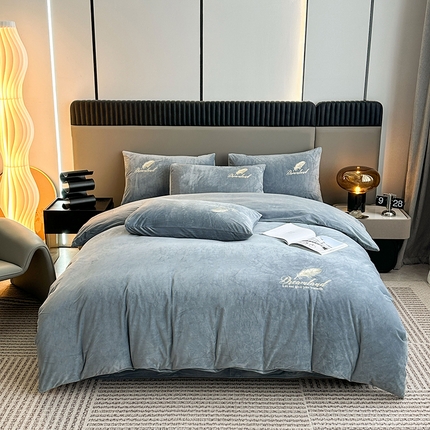 91家纺网 家纺一手货源 找家纺 yyds网供 2024新款短绒羽毛刺绣水晶绒四件套轻奢秋冬牛奶绒简约-羽毛系列 羽毛-浅灰