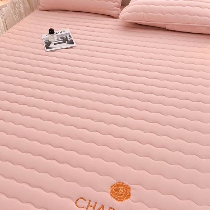 91家纺网 家纺一手货源 找家纺 X猫先生小香风A类原棉刺绣大豆纤维夹棉床笠纯色床罩保护罩小香风-莱因粉