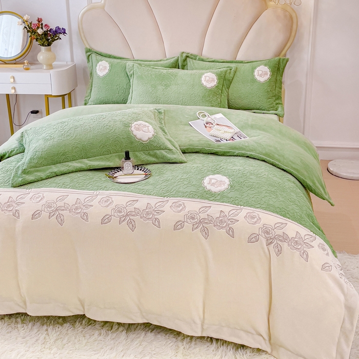 91家纺网 家纺一手货源 找家纺 宜家坊2023新款A类牛奶绒雕花拼接刺绣款四件套-维多利亚（含买家秀） 山茶绿
