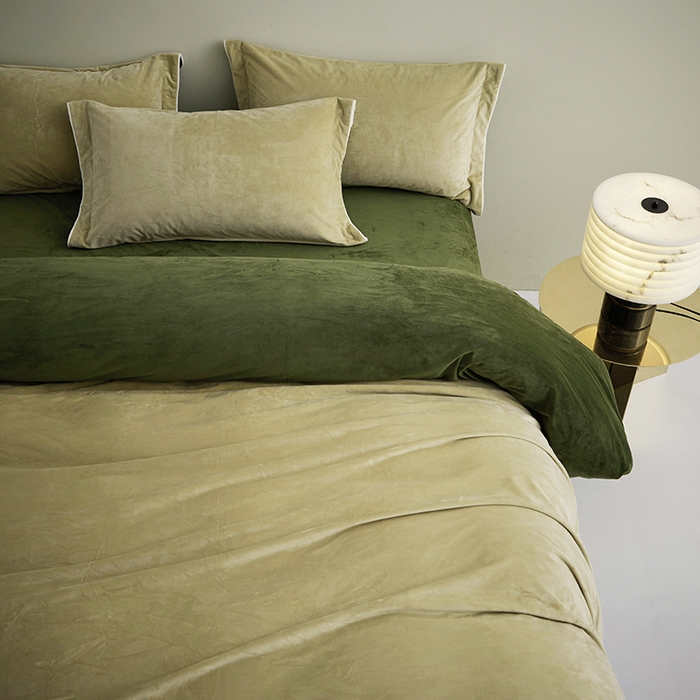 91家纺网 家纺一手货源 找家纺 丝涟2023新款轻奢风高克重230g婴儿绒德肤绒亲肤舒适双拼色埋线款滚绳四件套 亮绿+深果绿