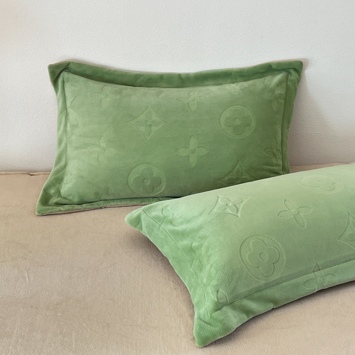 91家纺网 家纺一手货源 找家纺 金麦家纺 2023新款230g高克重牛奶绒雕花四件套 简爱-绿