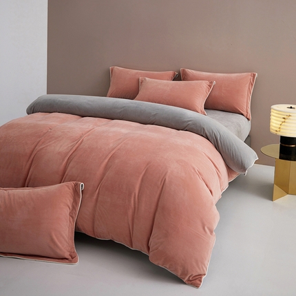 91家纺网 家纺一手货源 找家纺 丝涟2023新款轻奢风高克重230g婴儿绒德肤绒亲肤舒适双拼色埋线款滚绳四件套 豆沙粉+浅灰