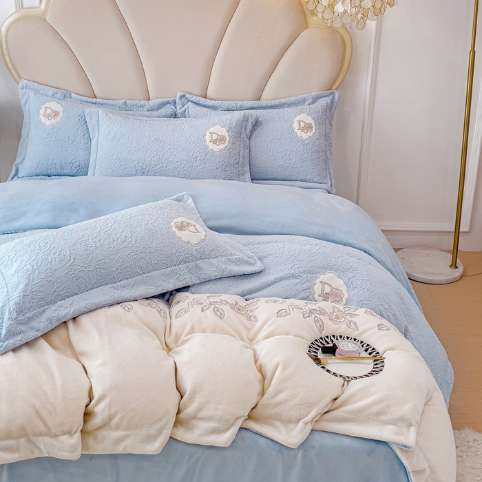 91家纺网 家纺一手货源 找家纺 宜家坊2023新款A类牛奶绒雕花拼接刺绣款四件套-维多利亚（含买家秀） 迷雾蓝