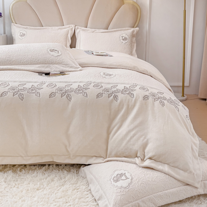 91家纺网 家纺一手货源 找家纺 宜家坊2023新款A类牛奶绒雕花拼接刺绣款四件套-维多利亚（含买家秀） 奶芋白