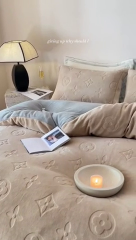 91家纺网 家纺一手货源 找家纺 金麦家纺 2023新款230g高克重牛奶绒雕花四件套 简爱-驼色