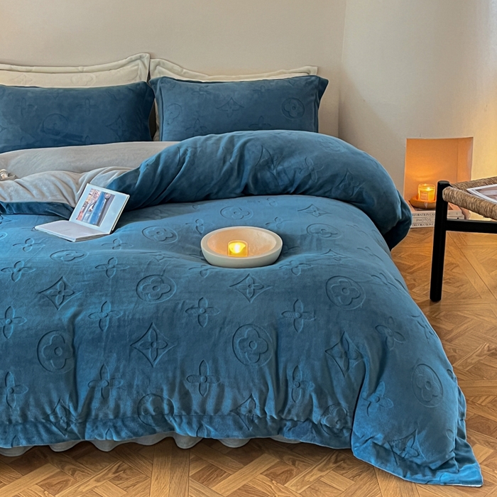 91家纺网 家纺一手货源 找家纺 金麦家纺 2023新款230g高克重牛奶绒雕花四件套 简爱-深蓝