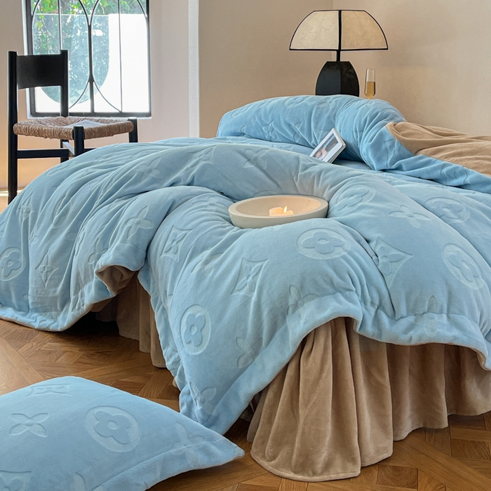 91家纺网 家纺一手货源 找家纺 金麦家纺 2023新款230g高克重牛奶绒雕花四件套 简爱-天空兰