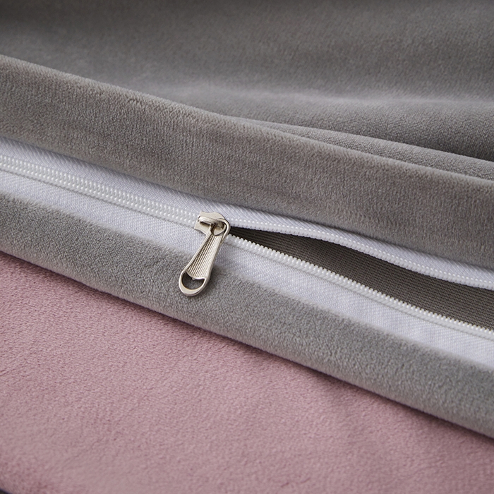 91家纺网 家纺一手货源 找家纺 丝涟2023新款轻奢风高克重230g婴儿绒德肤绒亲肤舒适双拼色埋线款滚绳四件套 烟紫+浅灰