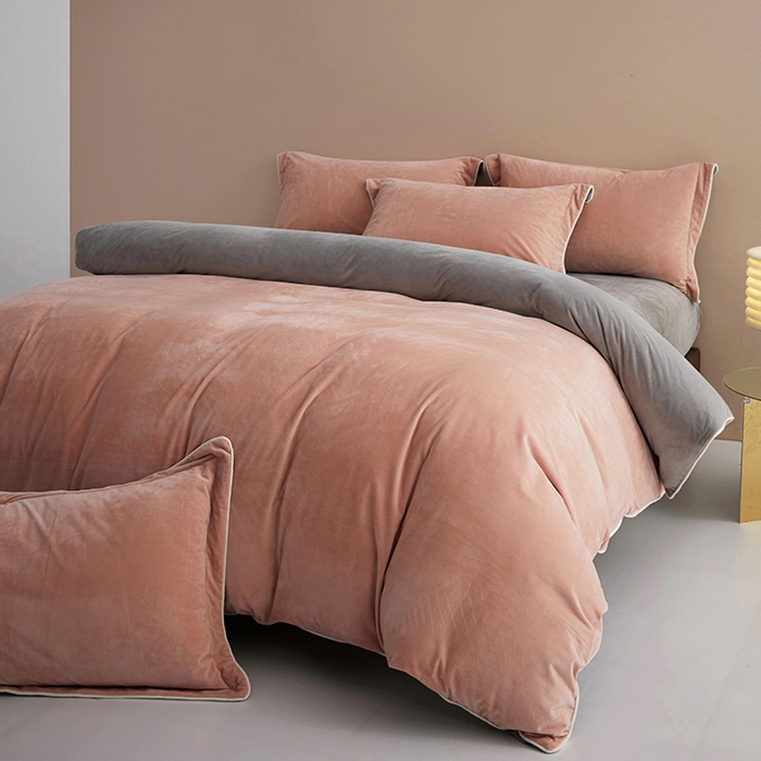 91家纺网 家纺一手货源 找家纺 丝涟2023新款轻奢风高克重230g婴儿绒德肤绒亲肤舒适双拼色埋线款滚绳四件套 粉玉+浅灰