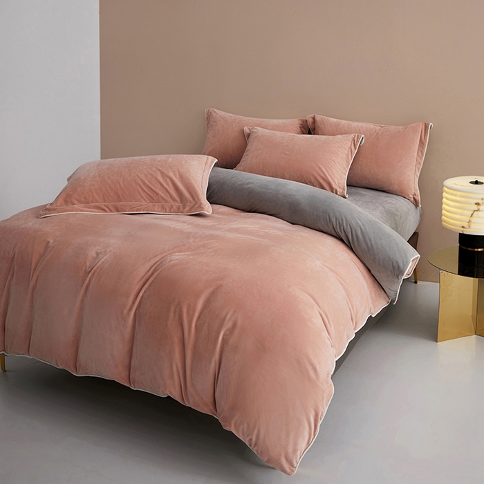 91家纺网 家纺一手货源 找家纺 丝涟2023新款轻奢风高克重230g婴儿绒德肤绒亲肤舒适双拼色埋线款滚绳四件套 粉玉+浅灰