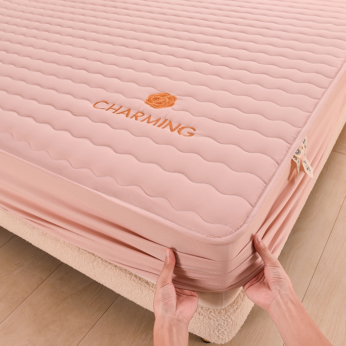 91家纺网 家纺一手货源 找家纺 X猫先生小香风A类原棉刺绣大豆纤维夹棉床笠纯色床罩保护罩小香风-莱因粉