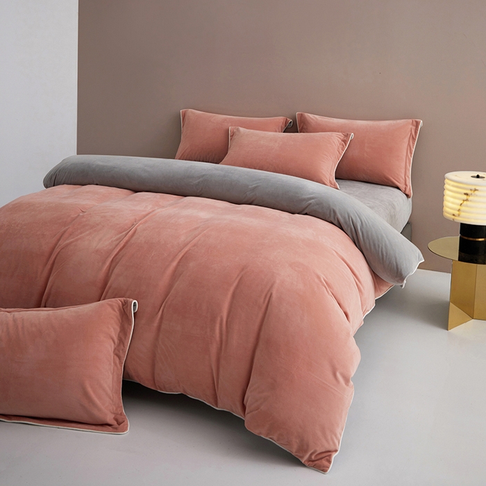 91家纺网 家纺一手货源 找家纺 丝涟2023新款轻奢风高克重230g婴儿绒德肤绒亲肤舒适双拼色埋线款滚绳四件套 豆沙粉+浅灰