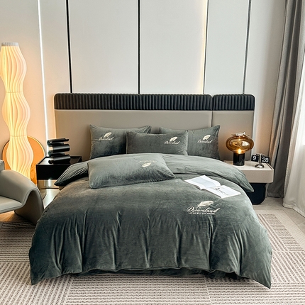 91家纺网 家纺一手货源 找家纺 yyds网供 2024新款短绒羽毛刺绣水晶绒四件套轻奢秋冬牛奶绒简约-羽毛系列 羽毛-深灰