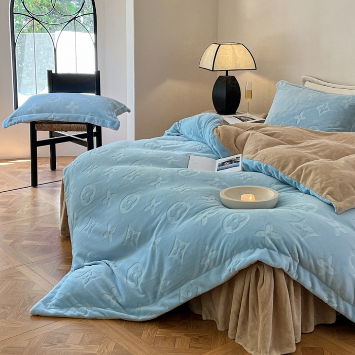 91家纺网 家纺一手货源 找家纺 金麦家纺 2023新款230g高克重牛奶绒雕花四件套 简爱-天空兰