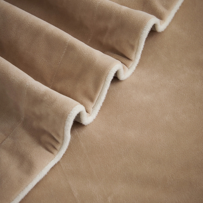 91家纺网 家纺一手货源 找家纺 丝涟2023新款轻奢风高克重230g婴儿绒德肤绒亲肤舒适双拼色埋线款滚绳四件套 浅咖+卡其