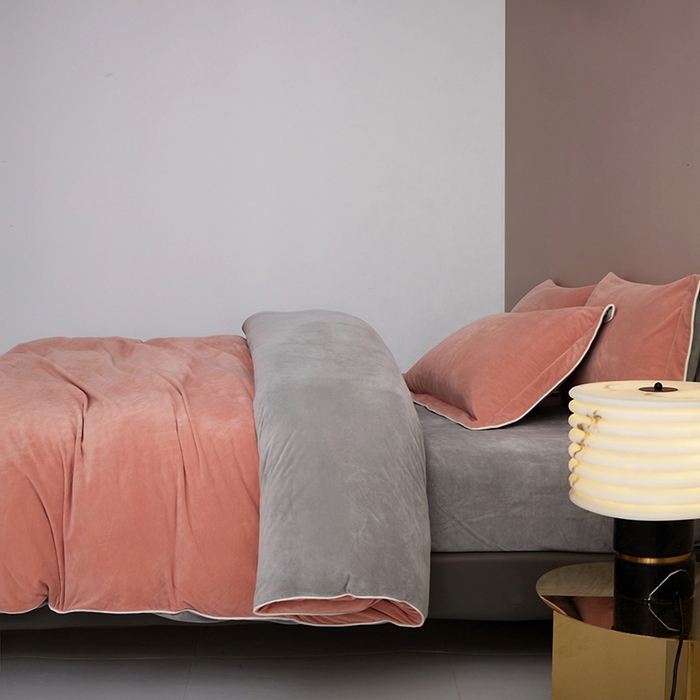 91家纺网 家纺一手货源 找家纺 丝涟2023新款轻奢风高克重230g婴儿绒德肤绒亲肤舒适双拼色埋线款滚绳四件套 豆沙粉+浅灰