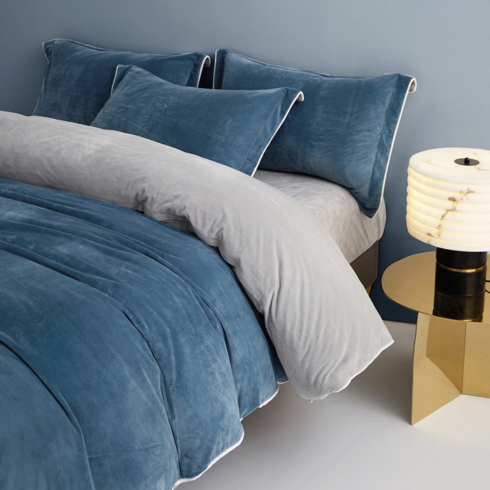 91家纺网 家纺一手货源 找家纺 丝涟2023新款轻奢风高克重230g婴儿绒德肤绒亲肤舒适双拼色埋线款滚绳四件套 星空蓝+浅灰