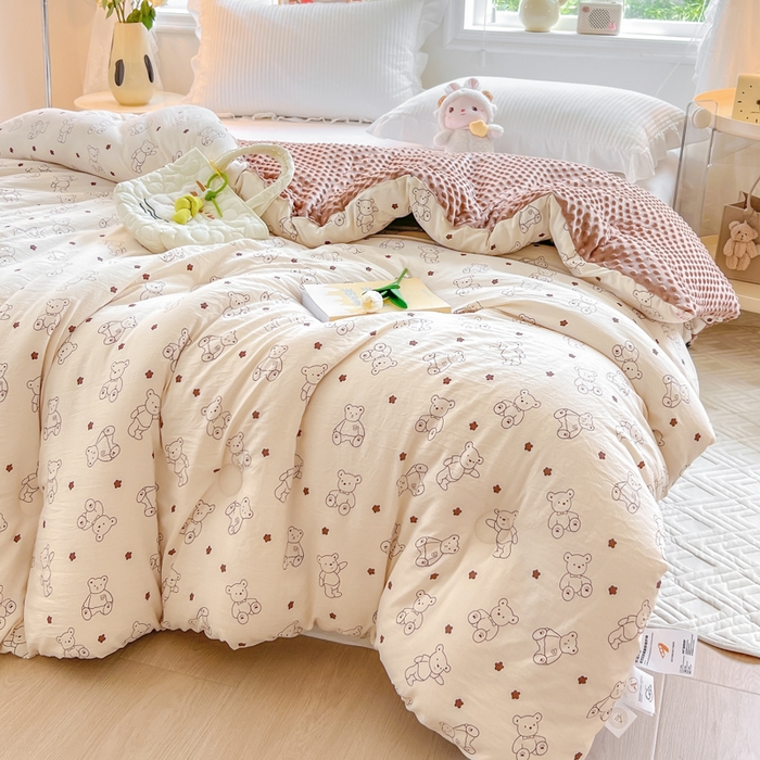 91家纺网 家纺一手货源 找家纺 居易简 2025新款水洗棉双层纱豆豆被加绒被子被芯直播豆豆绒被被子被芯冬被春秋被 小熊院长