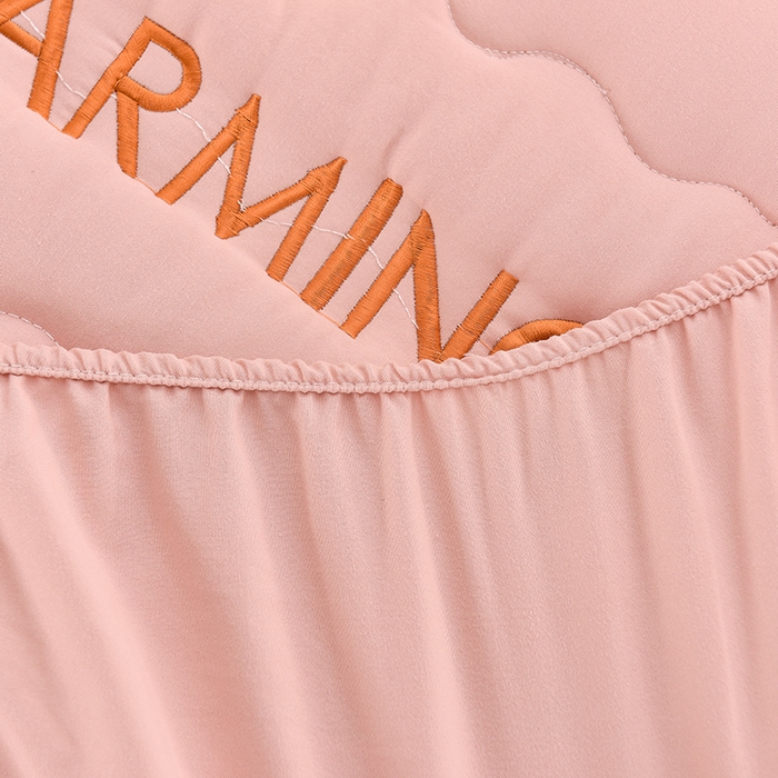 91家纺网 家纺一手货源 找家纺 X猫先生小香风A类原棉刺绣大豆纤维夹棉床笠纯色床罩保护罩小香风-莱因粉