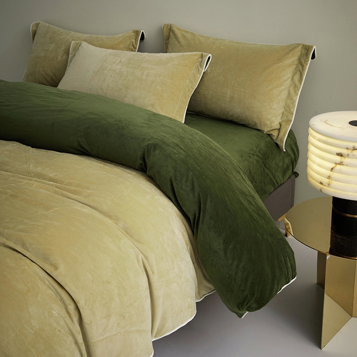 91家纺网 家纺一手货源 找家纺 丝涟2023新款轻奢风高克重230g婴儿绒德肤绒亲肤舒适双拼色埋线款滚绳四件套 亮绿+深果绿