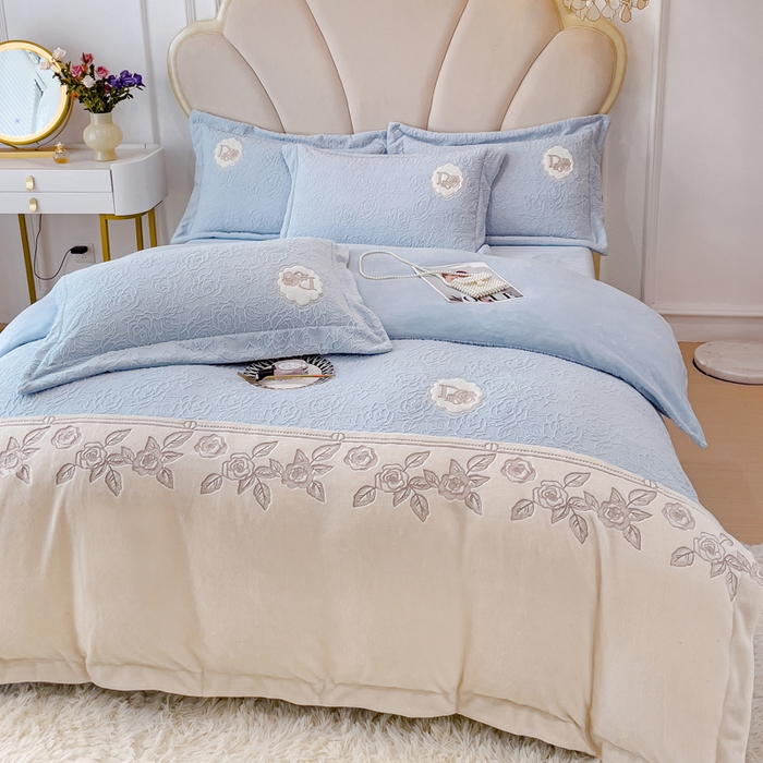 91家纺网 家纺一手货源 找家纺 宜家坊2023新款A类牛奶绒雕花拼接刺绣款四件套-维多利亚（含买家秀） 迷雾蓝