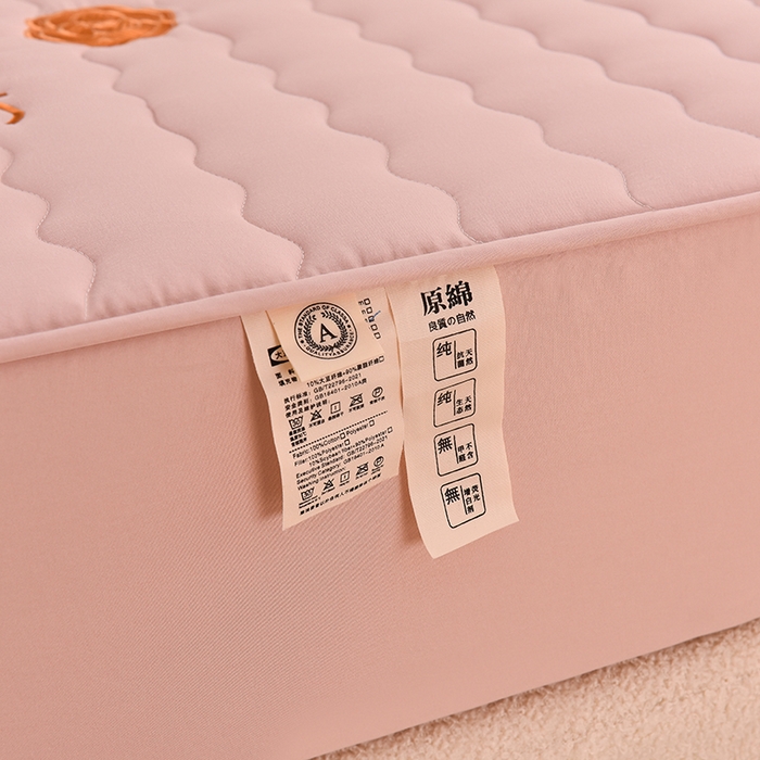 91家纺网 家纺一手货源 找家纺 X猫先生小香风A类原棉刺绣大豆纤维夹棉床笠纯色床罩保护罩小香风-莱因粉