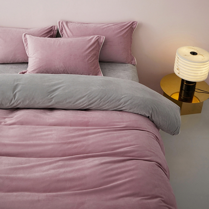 91家纺网 家纺一手货源 找家纺 丝涟2023新款轻奢风高克重230g婴儿绒德肤绒亲肤舒适双拼色埋线款滚绳四件套 烟紫+浅灰