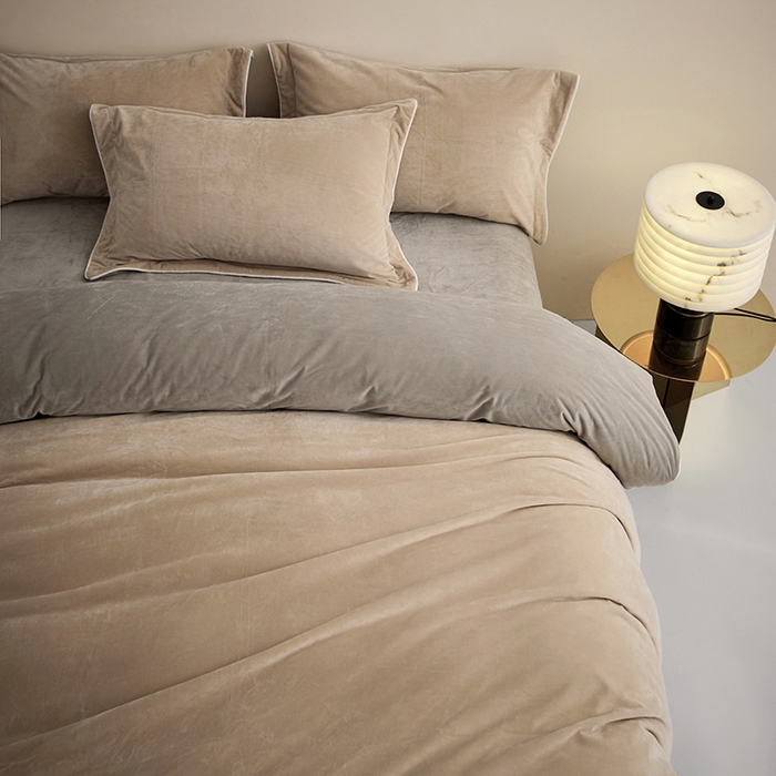 91家纺网 家纺一手货源 找家纺 丝涟2023新款轻奢风高克重230g婴儿绒德肤绒亲肤舒适双拼色埋线款滚绳四件套 浅咖+卡其