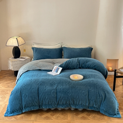 91家纺网 家纺一手货源 找家纺 金麦家纺 2023新款230g高克重牛奶绒雕花四件套 简爱-深蓝