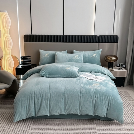 91家纺网 家纺一手货源 找家纺 yyds网供 2024新款短绒羽毛刺绣水晶绒四件套轻奢秋冬牛奶绒简约-羽毛系列 羽毛-浅蓝