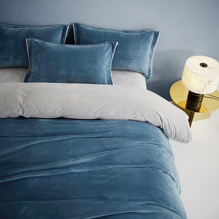 91家纺网 家纺一手货源 找家纺 丝涟2023新款轻奢风高克重230g婴儿绒德肤绒亲肤舒适双拼色埋线款滚绳四件套 星空蓝+浅灰