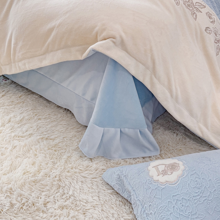 91家纺网 家纺一手货源 找家纺 宜家坊2023新款A类牛奶绒雕花拼接刺绣款四件套-维多利亚（含买家秀） 迷雾蓝