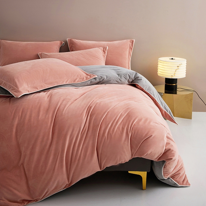 91家纺网 家纺一手货源 找家纺 丝涟2023新款轻奢风高克重230g婴儿绒德肤绒亲肤舒适双拼色埋线款滚绳四件套 豆沙粉+浅灰